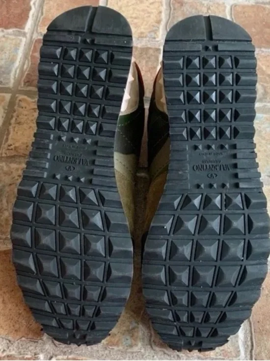 Authentic Valentino Garavani Low-Top Sneakers - Picture 10 of 12